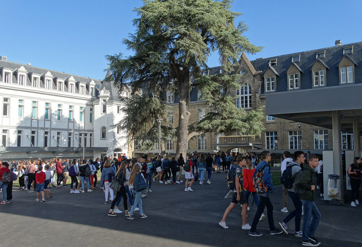 la-perverie-lycee-general-technologique-terrain-cour